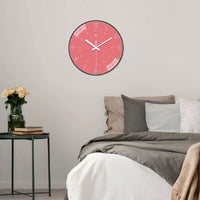 Cette horloge murale rosée séduit par son cadran rond au contour noir et ses élégants chiffres blancs. Ses aiguilles blanches et ses petits points indiquant les minutes renforcent son style épuré. Idéale pour une chambre d’enfant ou une chambre adulte, cette horloge moderne crée une décoration douce, chaleureuse et originale.parfait dans la chambre enfant ou adulte