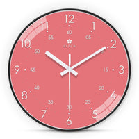 Cette horloge murale rosée séduit par son cadran rond au contour noir et ses élégants chiffres blancs. Ses aiguilles blanches et ses petits points indiquant les minutes renforcent son style épuré. Idéale pour une chambre d’enfant ou une chambre adulte, cette horloge moderne crée une décoration douce, chaleureuse et originale.