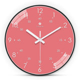 Cette horloge murale rosée séduit par son cadran rond au contour noir et ses élégants chiffres blancs. Ses aiguilles blanches et ses petits points indiquant les minutes renforcent son style épuré. Idéale pour une chambre d’enfant ou une chambre adulte, cette horloge moderne crée une décoration douce, chaleureuse et originale.