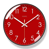 Horloge murale rouge moderne au design minimaliste, avec fond de cadran rouge intense et bordeaux, contour noir, chiffres blancs et aiguilles blanches. Son style épuré apporte une touche colorée et élégante à la décoration. Idéale pour mur de salon ou de bureau avec une présence visuelle contemporaine.
