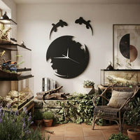 Horloge murale noire au design de salamandre et gecko, avec des décorations murales de lézards en métal et des détails découpés, dans un intérieur de pièce de collection de reptiles avec terrariums et iguane dans une maison de Reptilarium