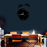 Horloge murale noire au design de salamandre et gecko, avec des décorations murales de lézards en métal et des détails découpés, dans un intérieur de pièce de collection de reptiles avec terrariums et iguane dans une salle a manger