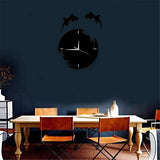 Horloge murale noire au design de salamandre et gecko, avec des décorations murales de lézards en métal et des détails découpés, dans un intérieur de pièce de collection de reptiles avec terrariums et iguane dans une salle a manger