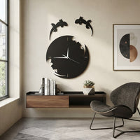 Horloge murale noire au design de salamandre et gecko, avec des décorations murales de lézards en métal et des détails découpés, dans un intérieur de pièce de collection de reptiles avec terrariums et iguane dans un salon moderne dans une maison