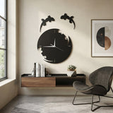 Horloge murale noire au design de salamandre et gecko, avec des décorations murales de lézards en métal et des détails découpés, dans un intérieur de pièce de collection de reptiles avec terrariums et iguane dans un salon moderne dans une maison