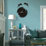 Horloge murale noire au design de salamandre et gecko, avec des décorations murales de lézards en métal et des détails découpés, dans un intérieur de pièce de collection de reptiles avec terrariums et iguane salon au mur vert