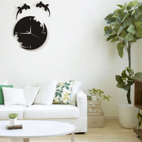 Horloge murale noire au design de salamandre et gecko, avec des décorations murales de lézards en métal et des détails découpés, dans un intérieur de pièce de collection de reptiles avec terrariums et iguane dans le salon blanc