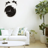 Horloge murale noire au design de salamandre et gecko, avec des décorations murales de lézards en métal et des détails découpés, dans un intérieur de pièce de collection de reptiles avec terrariums et iguane dans le salon blanc
