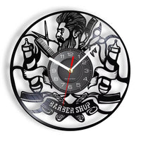 Horloge murale vintage en vinyle avec deux enseignes de barbier, un homme barbu de profil et la mention Barber Shop gravée pour décoration de salon de coiffure.