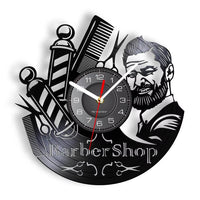 Horloge murale en vinyle sculpté avec portrait d'un homme barbu, enseignes de barbier rayées, grand peigne et inscription Barber Shop en calligraphie rétro.