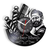 Horloge murale en vinyle sculpté avec portrait d'un homme barbu, enseignes de barbier rayées, grand peigne et inscription Barber Shop en calligraphie rétro.