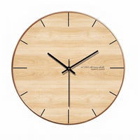Horloge murale ronde en bois de 30 cm au design minimaliste et épuré présentée sur fond blanc