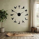 orloge murale minimaliste avec silhouettes de yoga noires sur fond de mur beige et espace zen