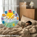 Horloge murale pour enfant avec un soleil jaune souriant au centre, ciel bleu, trois nuages blancs, lune, étoiles, collines vertes et chiffres multicolores dans la chambre d'un enfant avec informations sur le produit.