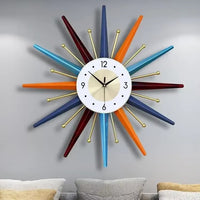 Horloge murale soleil design multicolore avec rayons géométriques et détails dorés salon