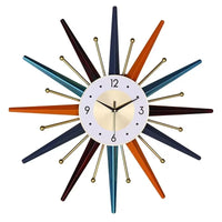 Horloge murale soleil design grande multicolore avec rayons géométriques et détails dorés style moderne