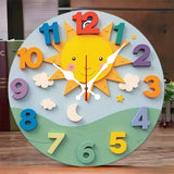 Horloge murale pour enfant avec un soleil jaune souriant au centre, ciel bleu, trois nuages blancs, lune, étoiles, collines vertes et chiffres multicolores pour chambre enfant.