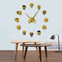 Cette grande horloge murale adhésive 3D au fini jaune doré brillant remplace les chiffres traditionnels par 12 crânes sculptés en relief.Son mécanisme à quartz silencieux s'active au centre grâce à deux longues aiguilles noires fixées sur un boîtier tête de mort à os croisés.