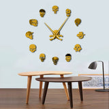 Cette grande horloge murale adhésive 3D au fini jaune doré brillant remplace les chiffres traditionnels par 12 crânes sculptés en relief.Son mécanisme à quartz silencieux s'active au centre grâce à deux longues aiguilles noires fixées sur un boîtier tête de mort à os croisés.