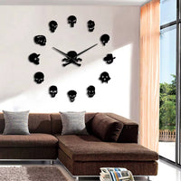 Cette grande horloge murale adhésive 3D au fini NOIR  brillant remplace les chiffres traditionnels par 12 crânes sculptés en relief DANS LE SALON