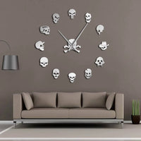 Cette grande horloge murale adhésive 3D au fini jaune gris brillant remplace les chiffres traditionnels par 12 crânes sculptés en relief dans le salon pres d un canape