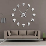 Cette grande horloge murale adhésive 3D au fini jaune gris brillant remplace les chiffres traditionnels par 12 crânes sculptés en relief dans le salon pres d un canape