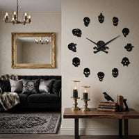 Cette grande horloge murale 3D adhésive géante remplace les chiffres traditionnels par 12 têtes de mort en relief noir brillant aux styles uniques DANS LE SALON GOTHIQUE