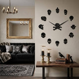 Cette grande horloge murale 3D adhésive géante remplace les chiffres traditionnels par 12 têtes de mort en relief noir brillant aux styles uniques DANS LE SALON GOTHIQUE