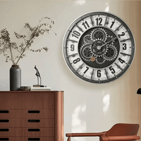 Horloge murale style industriel rétro avec mécanisme à engrenages suspendue dans un bureau moderne et épuré