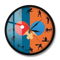 Horloge murale ping-pong originale avec deux raquettes en bois rouge et bleue. Une balle de ping-pong complète le décor. Le cadran est divisé en deux couleurs avec une partie orange et une partie bleue. Chaque heure est représentée par une illustration inspirée des positions d’attaque et de défense du tennis de table.