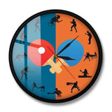 Horloge murale ping-pong originale avec deux raquettes en bois rouge et bleue. Une balle de ping-pong complète le décor. Le cadran est divisé en deux couleurs avec une partie orange et une partie bleue. Chaque heure est représentée par une illustration inspirée des positions d’attaque et de défense du tennis de table.