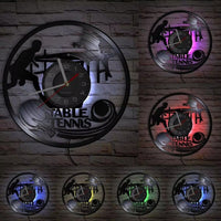 Horloge murale ronde en vinyle de 30 cm représentant deux joueurs de tennis de table en pleine partie, avec raquettes et balle. Un modèle décoratif au style rétro, idéal pour une chambre, une salle de jeux ou l’espace d’un passionné de tennis de table avec LED
