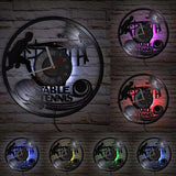 Horloge murale ronde en vinyle de 30 cm représentant deux joueurs de tennis de table en pleine partie, avec raquettes et balle. Un modèle décoratif au style rétro, idéal pour une chambre, une salle de jeux ou l’espace d’un passionné de tennis de table avec LED