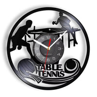 Horloge murale ronde en vinyle de 30 cm représentant deux joueurs de tennis de table en pleine partie, avec raquettes et balle. Un modèle décoratif au style rétro, idéal pour une chambre, une salle de jeux ou l’espace d’un passionné de tennis de table.