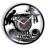 Horloge murale ronde en vinyle de 30 cm représentant deux joueurs de tennis de table en pleine partie, avec raquettes et balle. Un modèle décoratif au style rétro, idéal pour une chambre, une salle de jeux ou l’espace d’un passionné de tennis de table.