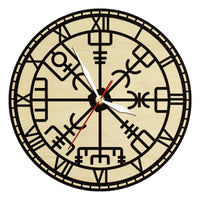 horloge murale Valnuuk style nordique effet bois clair gravé boussole Vegvisir contour chiffres romains noirs et aiguilles blanches