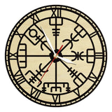 horloge murale Valnuuk style nordique effet bois clair gravé boussole Vegvisir contour chiffres romains noirs et aiguilles blanches