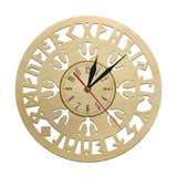 horloge murale Valnuuk style nordique en bois ajouré sculpté avec symboles vikings cadran central chiffres arabes et aiguilles rétro