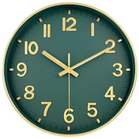 Horloge murale verte et dorée de 30 cm au design élégant. Son cadran vert est sublimé par des chiffres dorés et des aiguilles assorties. Cette décoration murale s’intègre parfaitement dans un salon moderne ou classique. Idéale pour apporter une touche chic et chaleureuse à votre intérieur.