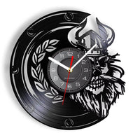 Horloge murale motif guerrier viking avec casque et barbe décoration nordique