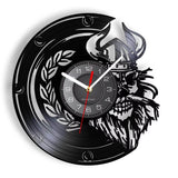 Horloge murale motif guerrier viking avec casque et barbe décoration nordique