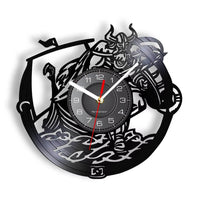 Horloge murale vinyle sculpté guerrier viking et drakkar de mythologie nordique