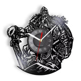 Horloge murale guerrier viking berserker tenant une épée en vinyle recyclé