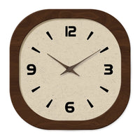 Horloge murale vintage au design carré avec contour en bois, cadran beige et marron avec chiffres épurés