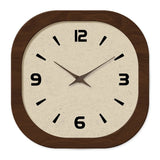 Horloge murale vintage au design carré avec contour en bois, cadran beige et marron avec chiffres épurés