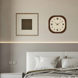 Horloge murale vintage carrée en bois marron accrochée au mur d'une chambre moderne au-dessus d'un lit