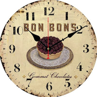 Horloge murale vintage représentant un gâteau gourmand avec bonbons et chocolat