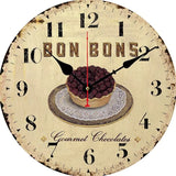 Horloge murale vintage représentant un gâteau gourmand avec bonbons et chocolat