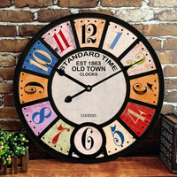 Horloge murale vintage industriel avec chiffres multicolores et cadran rétro London
