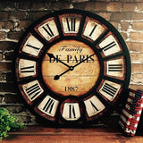 Horloge murale vintage industriel effet bois patiné et chiffres romains Family De Paris